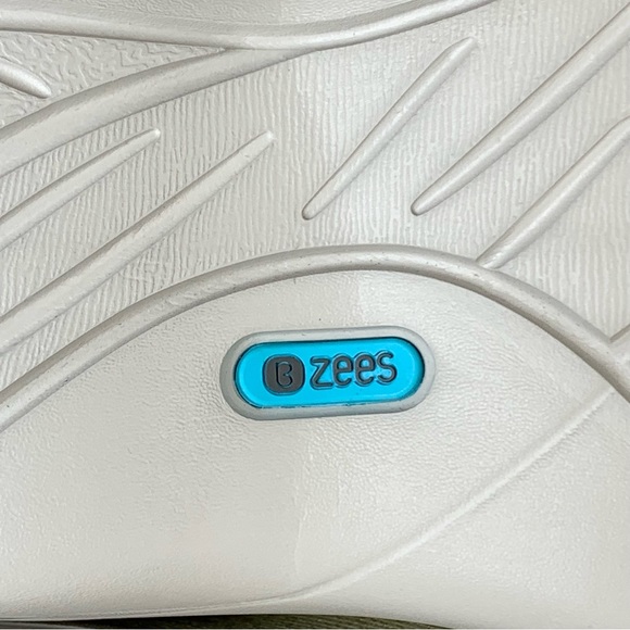 Bzees LIKE NEW Women's Romance Booties Hi-Top Cream/Gold Knit Sneaker - Size 10W - Picture 9 of 15